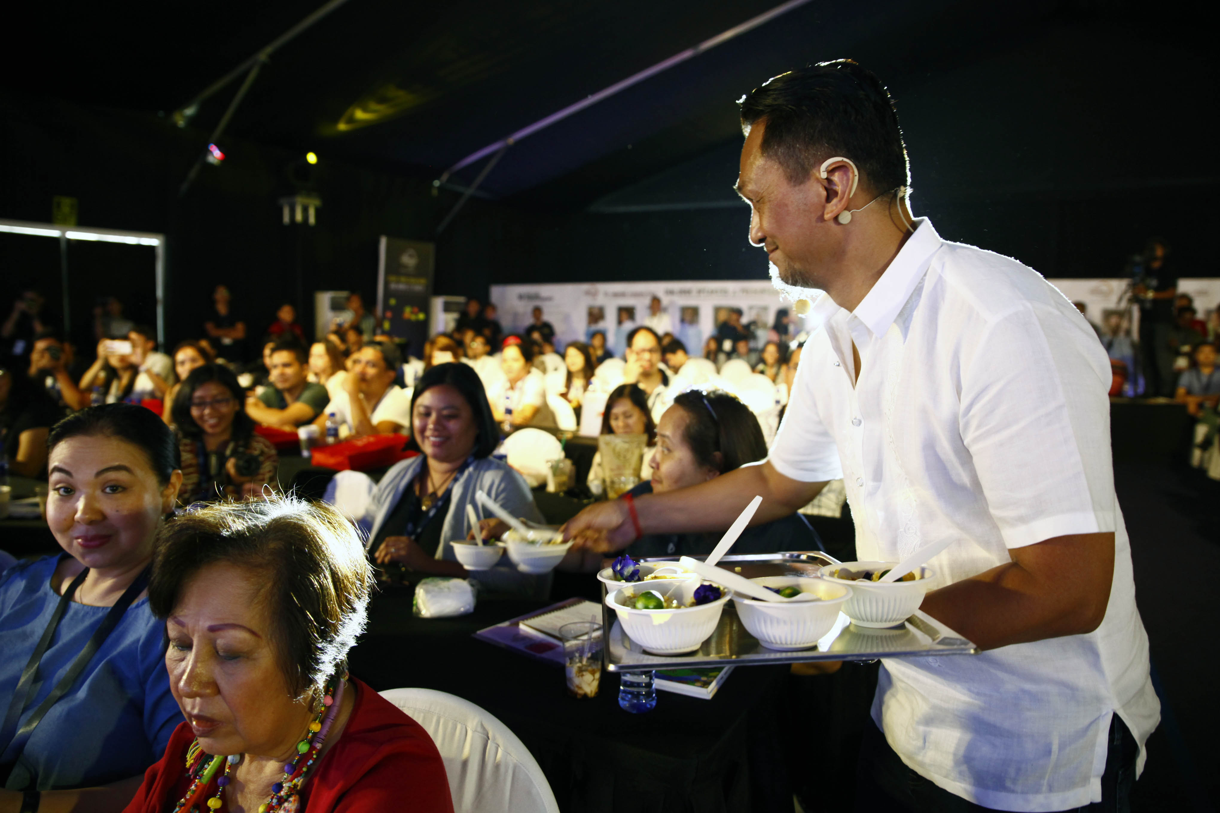 Chef Sau Del Rosario serves Sisig Paella to the delegates of World Street Food Congress Dialogue. Photo: Bernard Testa, InterAksyon